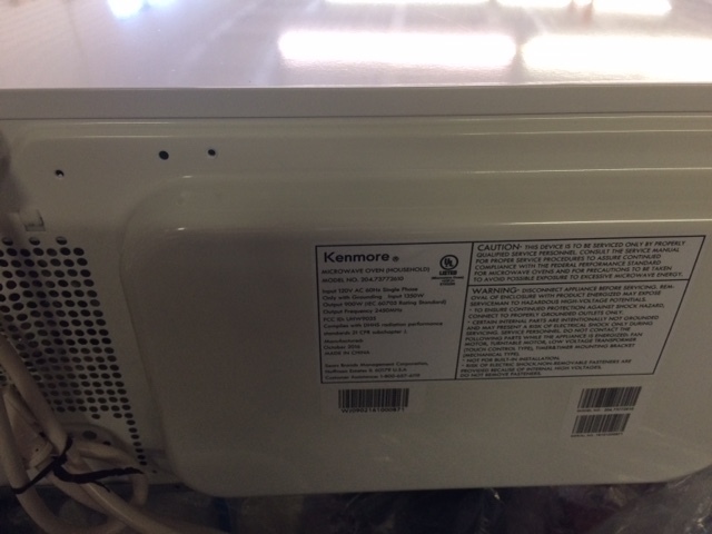 lot 77 image: Kenmore Countertop Microwave