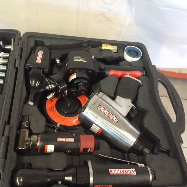 lot 8 image: Craftsman 14 pc Air Tool set with case