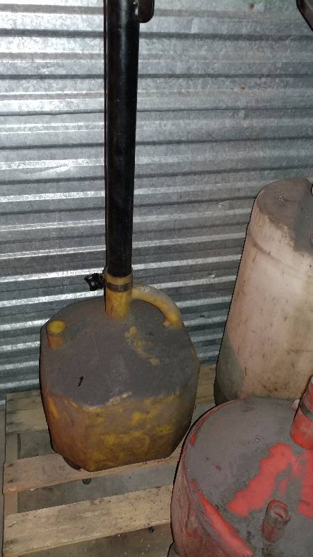 lot 9 image: Waste Oil Lift Pan & Barrel Pump