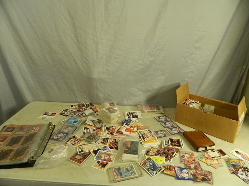 lot 11 image: Collector Cards