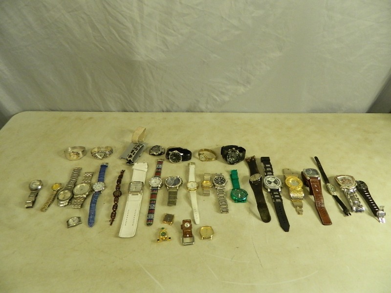 lot 13 image: Watches