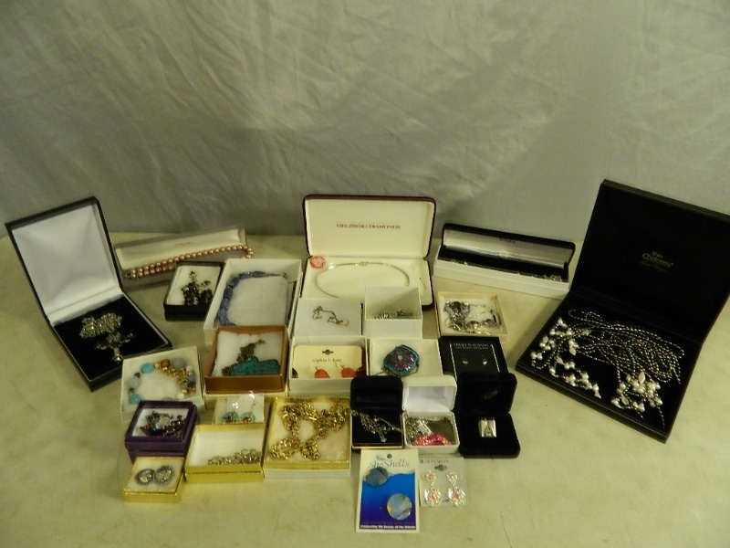 lot 14 image: Estate Jewelry