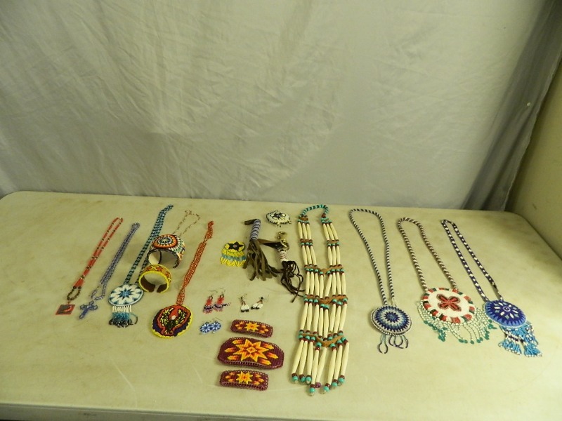 lot 16 image: Native American  Southwestern Beadwork