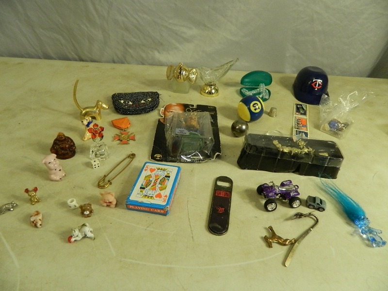 lot 30 image: Collectibles and Trinkets