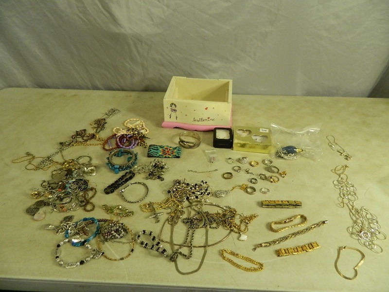 lot 36 image: Assorted Jewelry