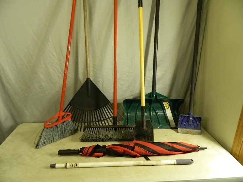 lot 88 image: Long Handle Tools