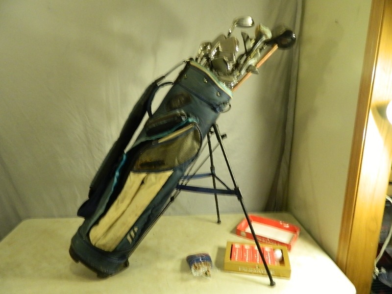 lot 90 image: Mizuno Bag with Assorted Clubs and More