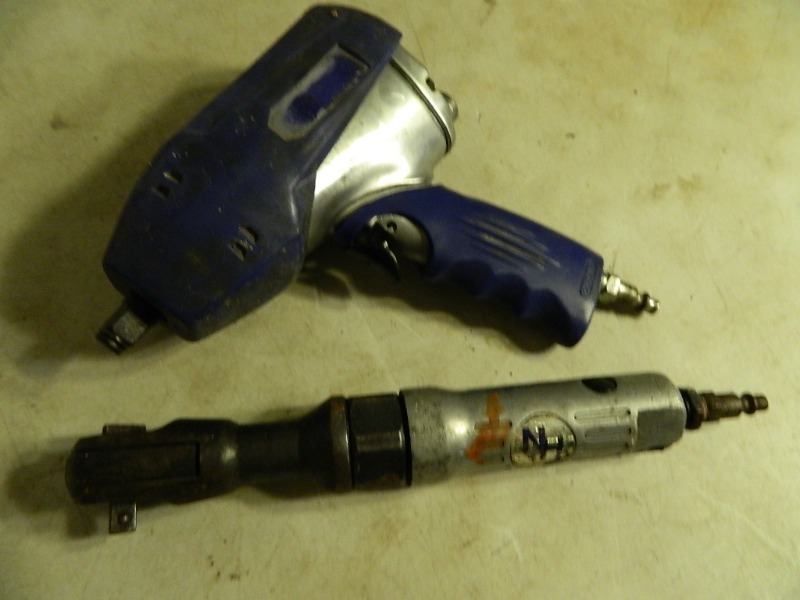 lot 100 image: 2 Impact Wrenches