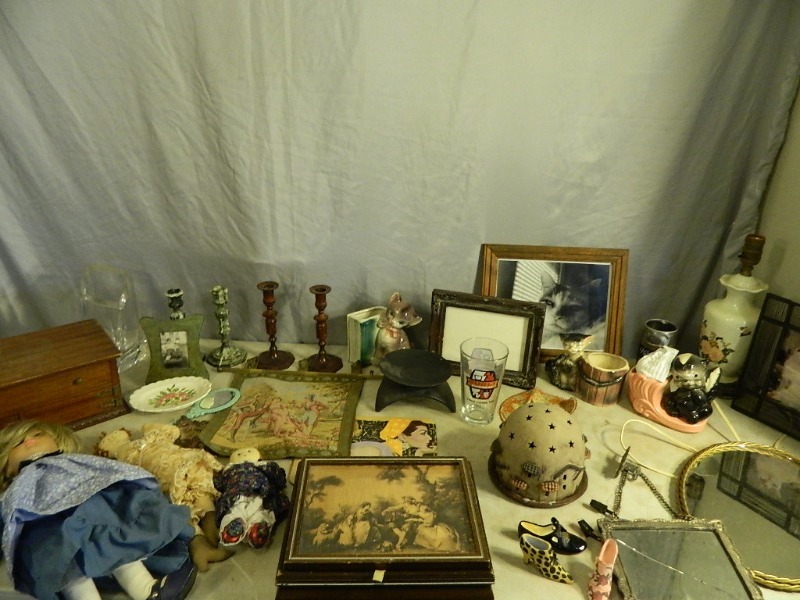 lot 130 image: Home Decor and Collectibles