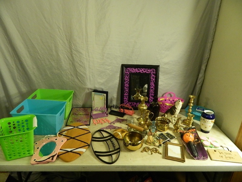 lot 144 image: Home Decor and Collectibles