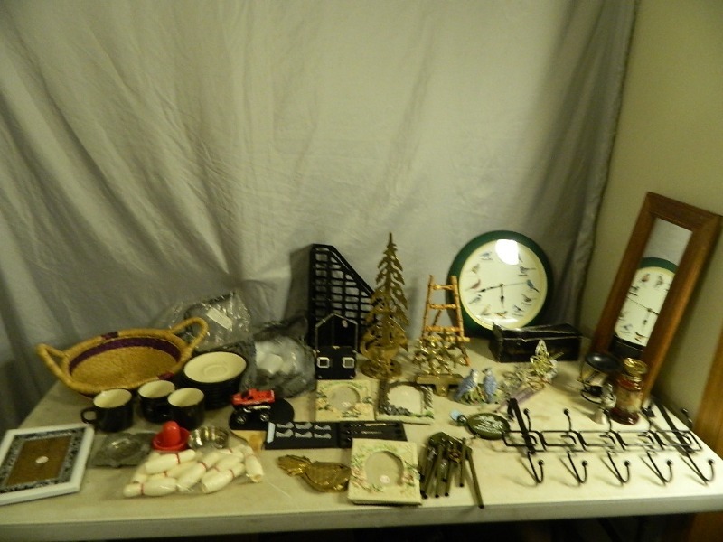 lot 145 image: Bird Clock, Decor, and Collectibles