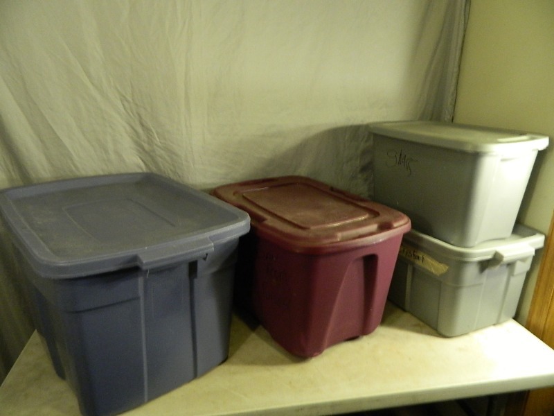 lot 150 image: 4 Totes with Lids