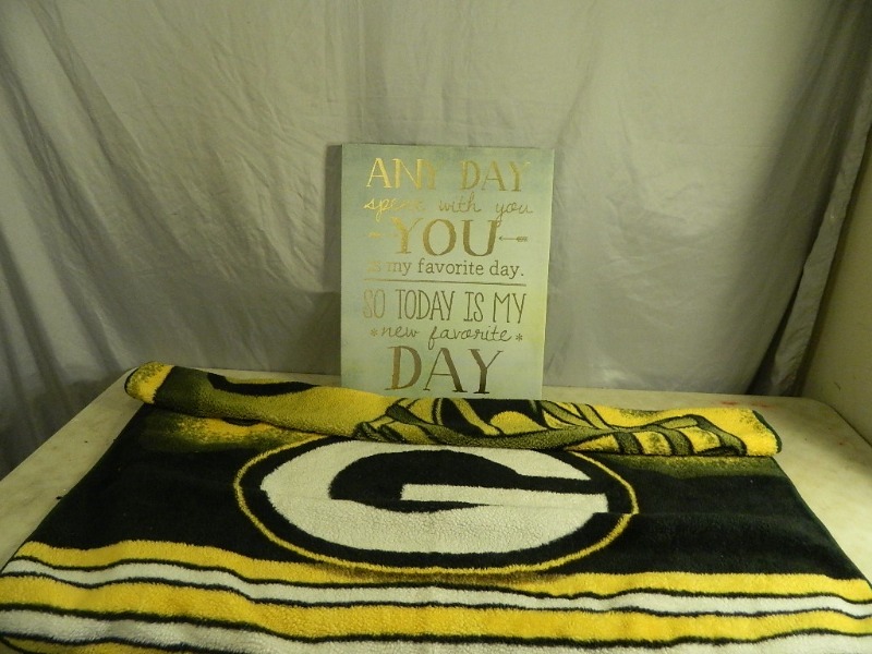 lot 169 image: Canvas Art and Green Bay Packers Throw