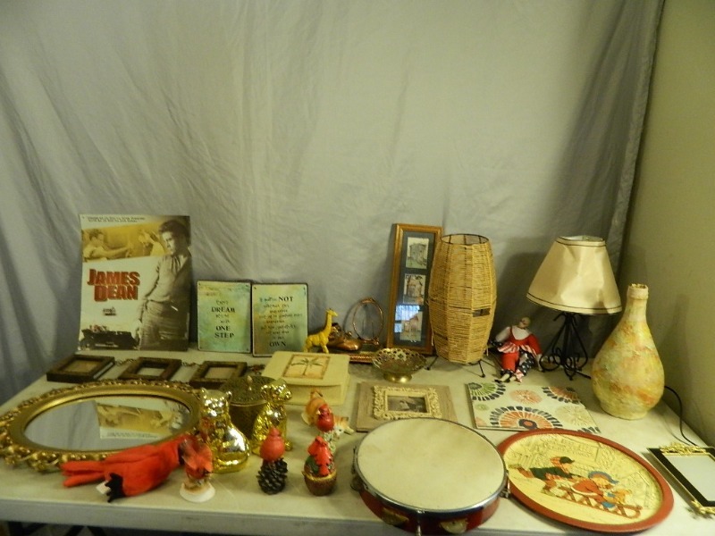 lot 172 image: Home Decor and Collectibles