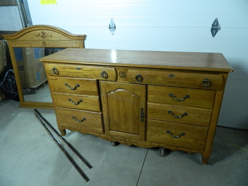 lot 117B image: Dresser with Mirror
