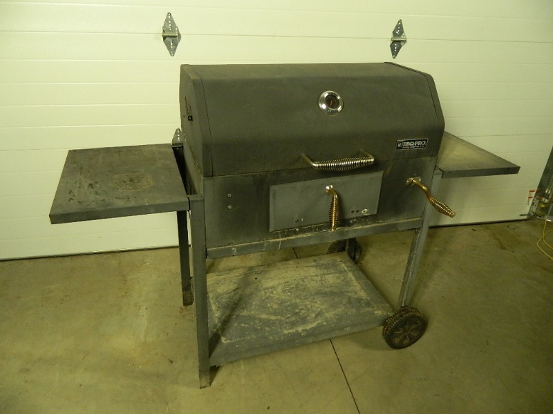 lot 117M image: BBQ Pro Charcoal Grill