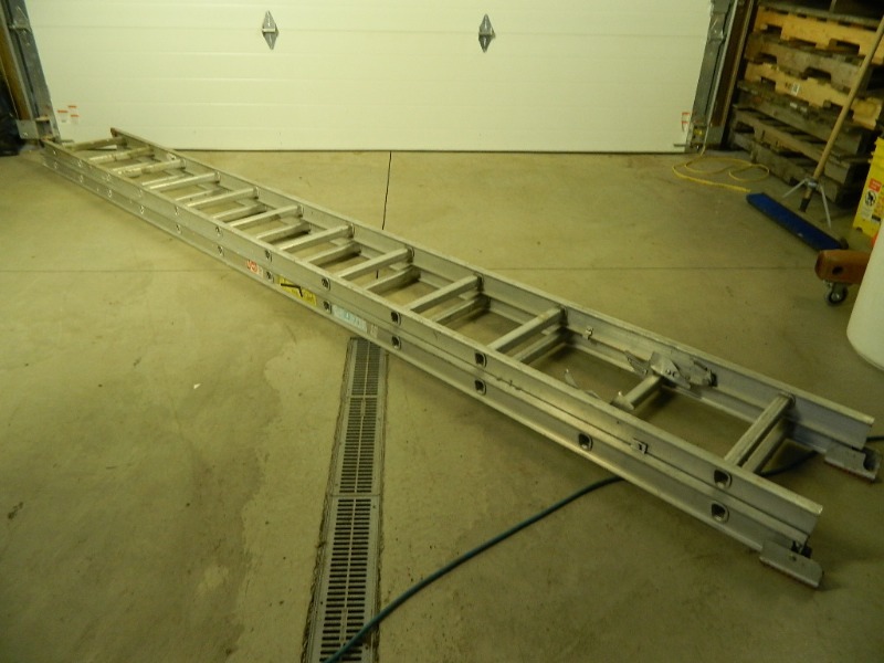 lot 2G image: 22 ft Extension Ladder