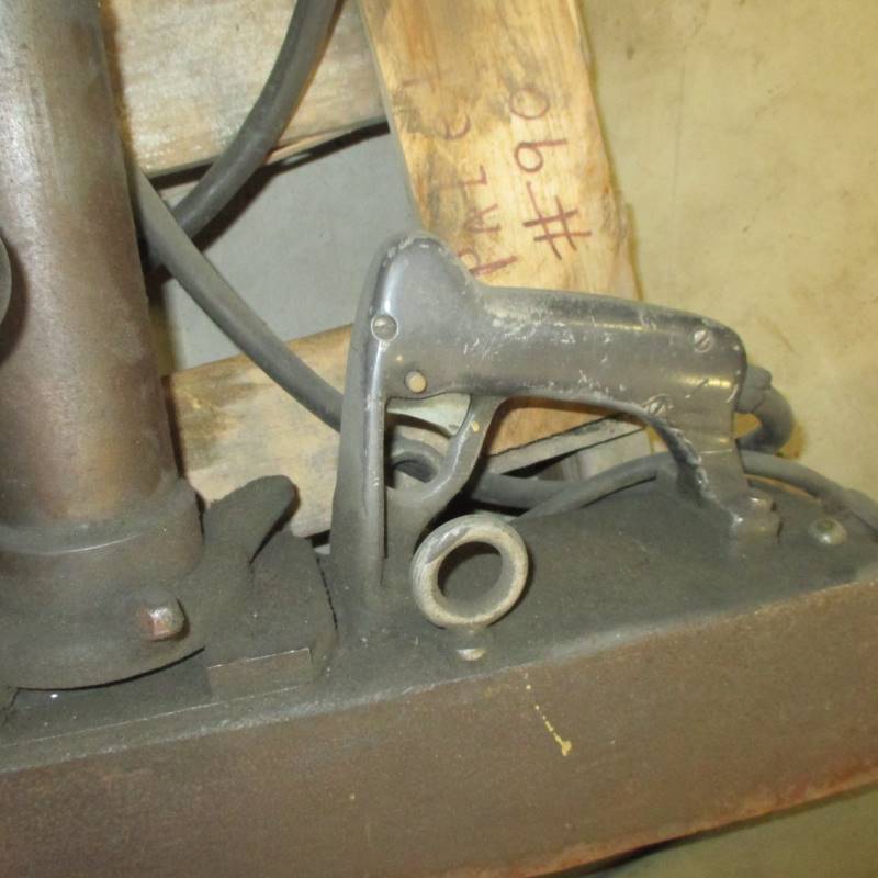 lot 21 image: Black & Decker 2 Speed Magnetic Drill Press