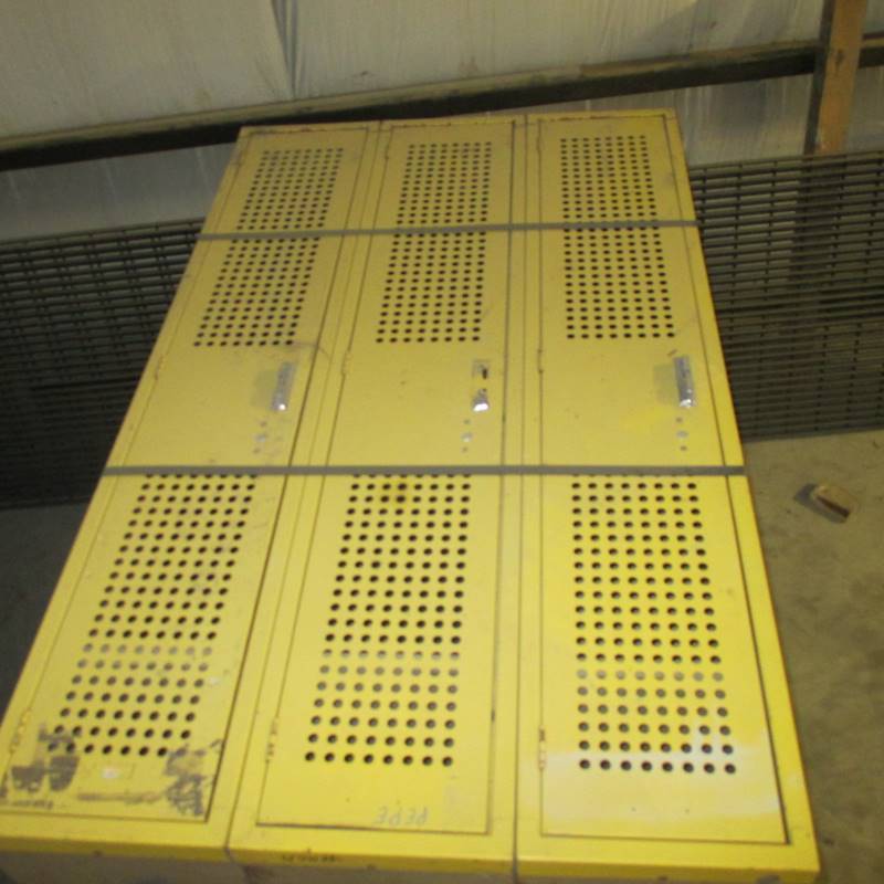 lot 28 image: (4) 3 Door Lockers