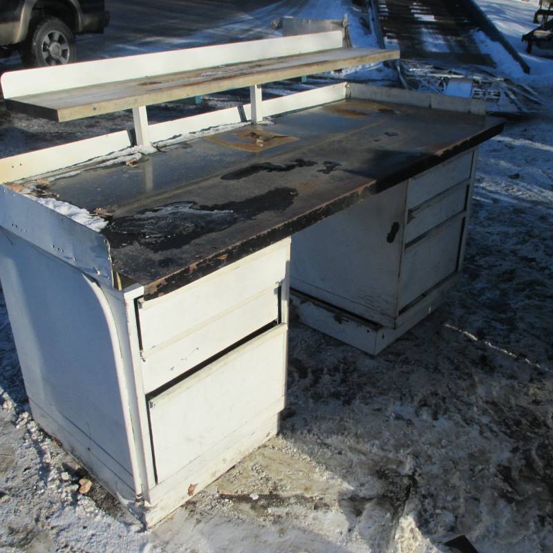 lot 36 image: Shop Floor Desk wDrawers