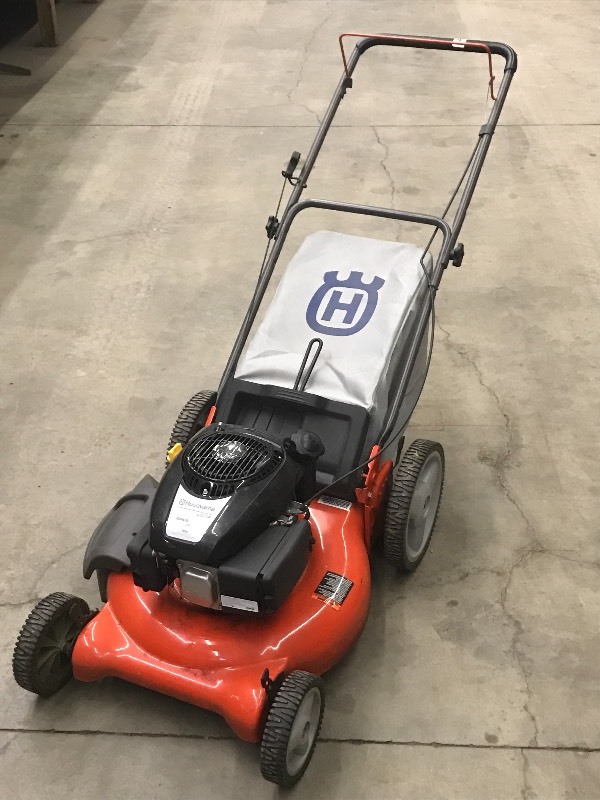 lot 4 image: Husqvarna 21 Push Mower With Bagge...