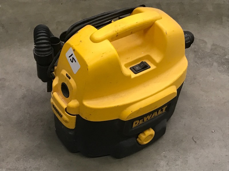 lot 15 image: DeWalt DC500 2-Gallon Jobsite Vacuu...