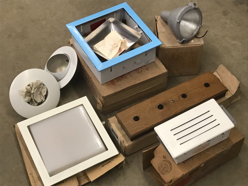 lot 16 image: Box Of Assorted New Light Fixtures-...