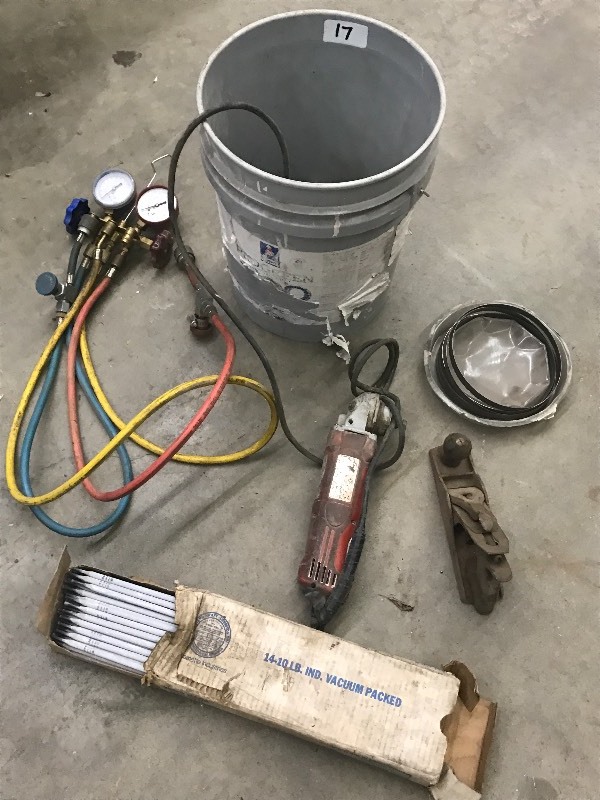 lot 17 image: Box Of Assorted Bandsaw Blades, Va...