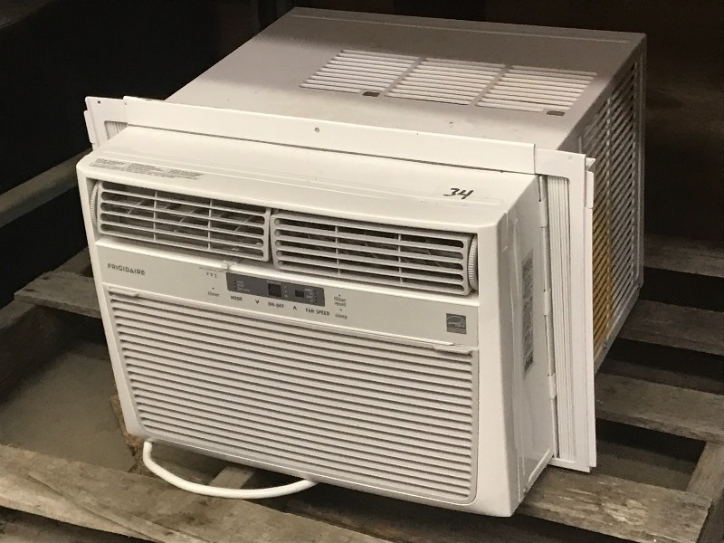 lot 34 image: Frigidaire FFRE12L3Q1 Window AC Uni...