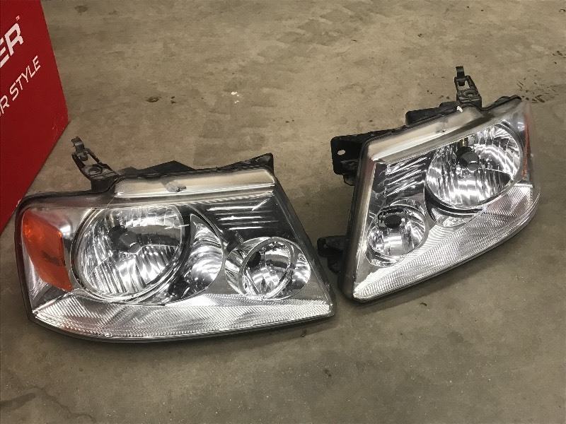 lot 42 image: Pair Of 2005 Ford F.150 Halogen Hea...