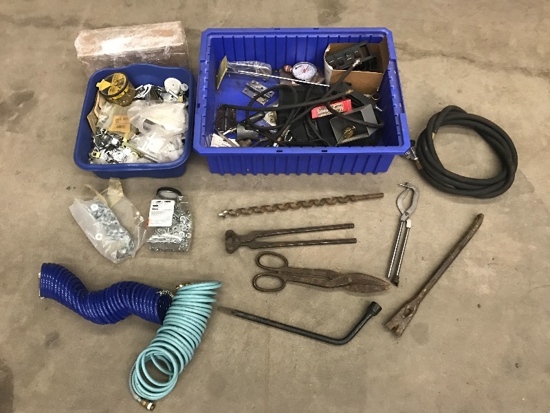 lot 64 image: Tote Of Assorted Air Hoses, Hand T...