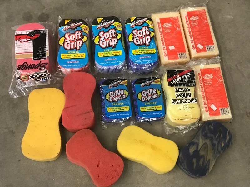 lot 77 image: Box Of (12) Assorted New Sponges ...