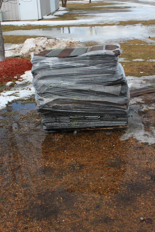 lot 1854 image: Pallet Lot of Approx 12 square Laminated Roof Shingles