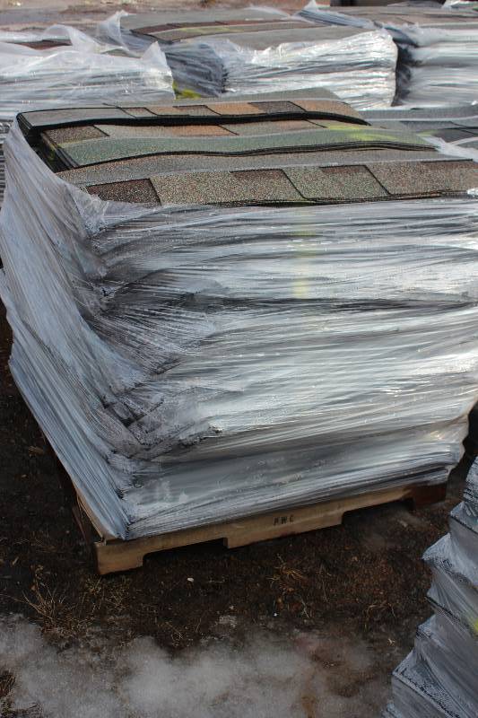 lot 1859 image: Pallet Lot of Approx 12 square Laminated Roof Shingles