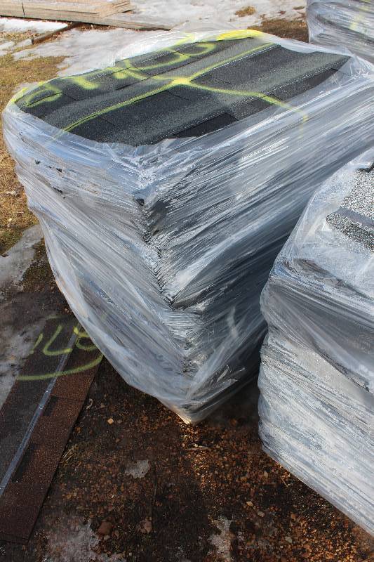 lot 1858 image: Pallet Lot of Approx 12 square Laminated Roof Shingles
