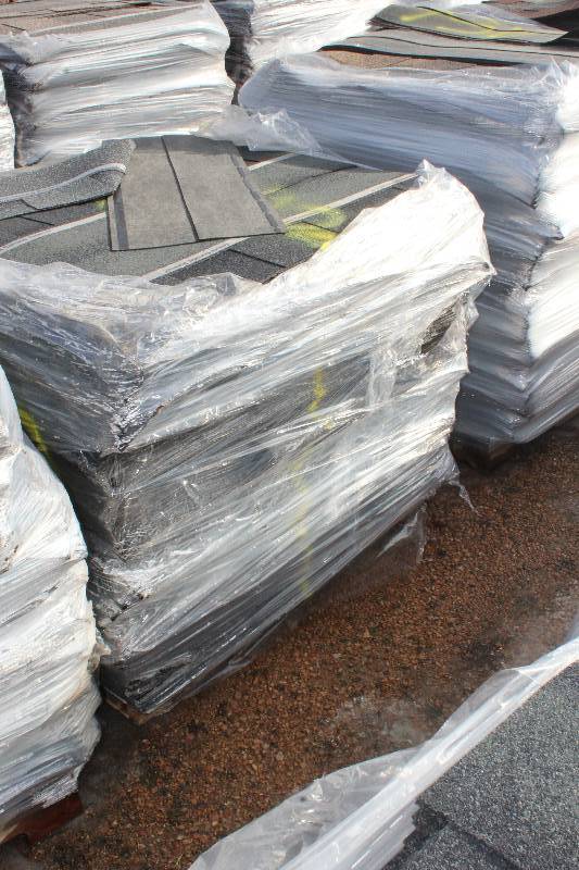 lot 1860 image: Pallet Lot of Approx 12 square Laminated Roof Shingles