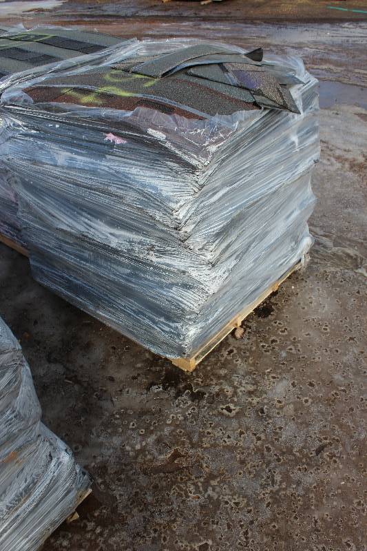 lot 1864 image: Pallet Lot of Approx 12 square Laminated Roof Shingles