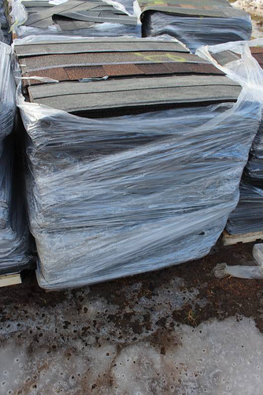 lot 1867 image: Pallet Lot of Approx 12 square Laminated Roof Shingles
