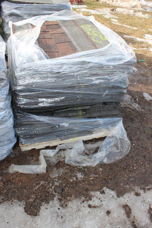 lot 1868 image: Pallet Lot of Approx 12 square Laminated Roof Shingles