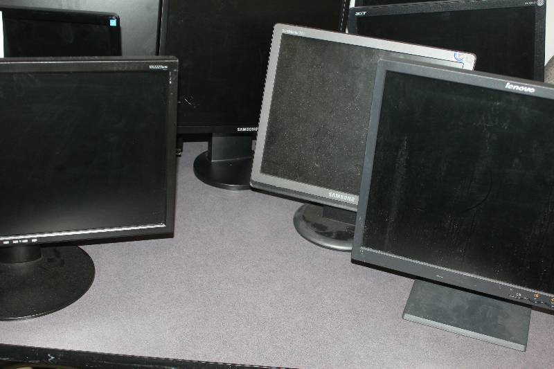 lot 1246 image: Lot of (4) ViewSonic, Samsung Computer Monitors