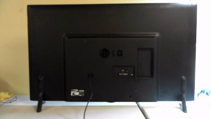 lot 400 image: LG 60LF6100 60in 1080p Smart TV Cracked Screen No remote