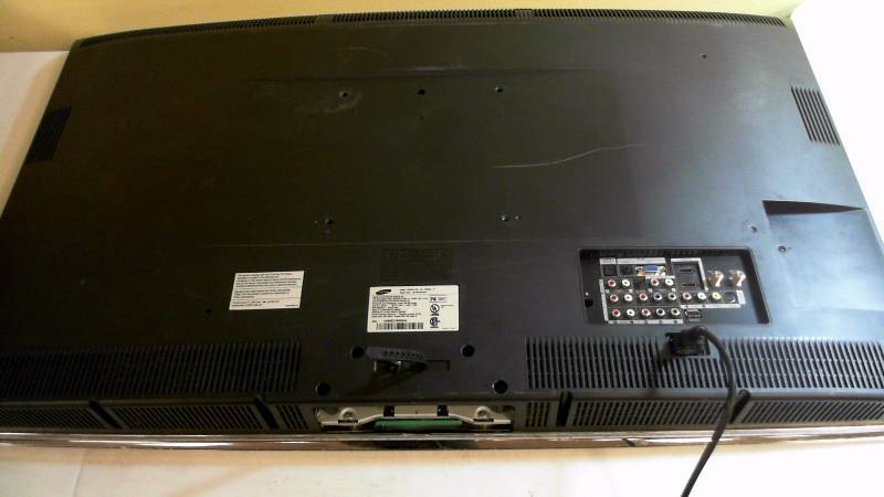 lot 407 image: Samsung LNT4042H 40in 720p LCD HDTV W ATSC Tuner No Power Cable Doesnt Power On No Stand No Remote Large Scratch
