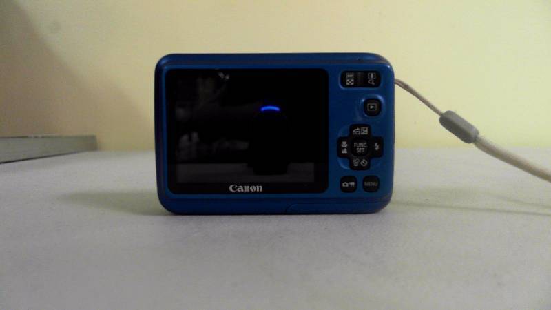 lot 469 image: Canon PowerShot A495 10.0 MP Compact Digital Camera with Case
