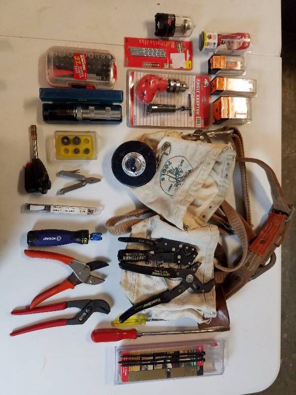 lot 257 image: Various Tools and Accessories - Tape Measure, Router Bits, Drill Bits, Wrenches, Sockets with Tool Belt GOOD CONDITION