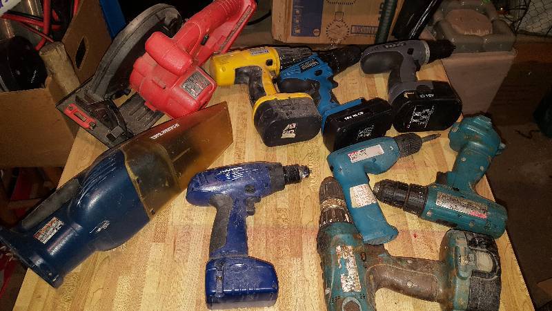 lot 9 image: Lot of battery tools
