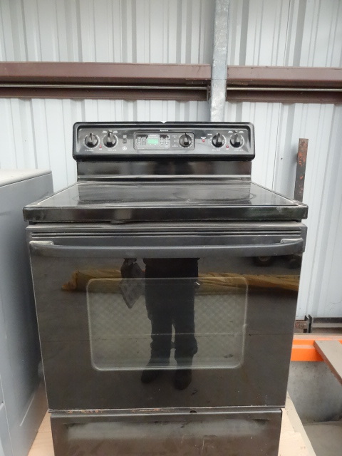 GE Spectra electric stove and oven.... | K & C Auctions Jordan