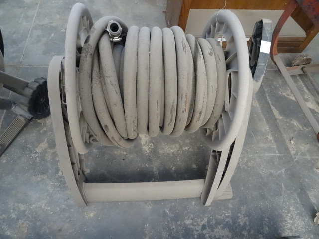 lot 62 image: Suncast hose reel. ...