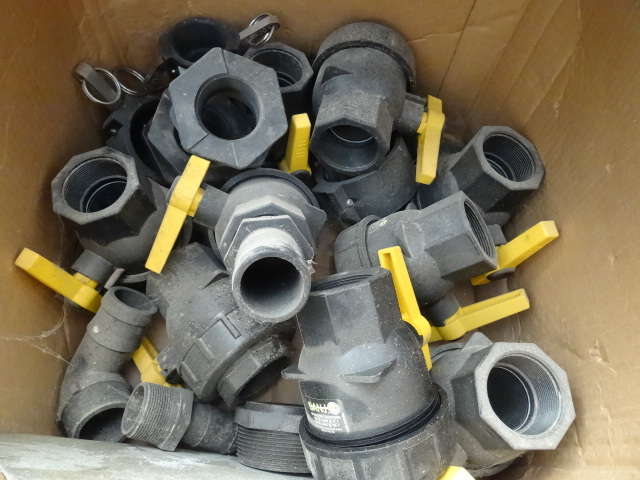 lot 73 image: Box of Banjo valves and fittings. 9...