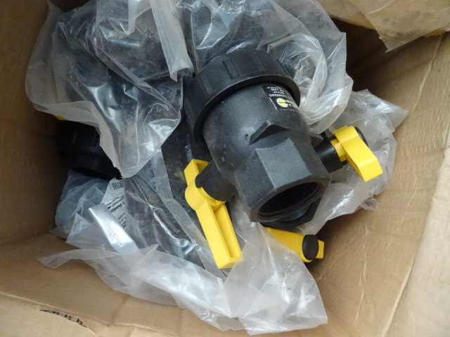 lot 74 image: Box of banjo valves and fittings. 8...