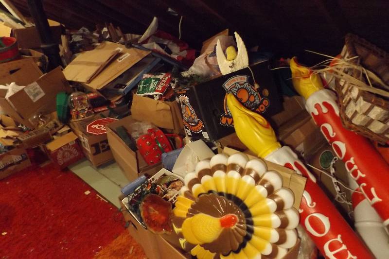 lot 8 image: Holiday Lot